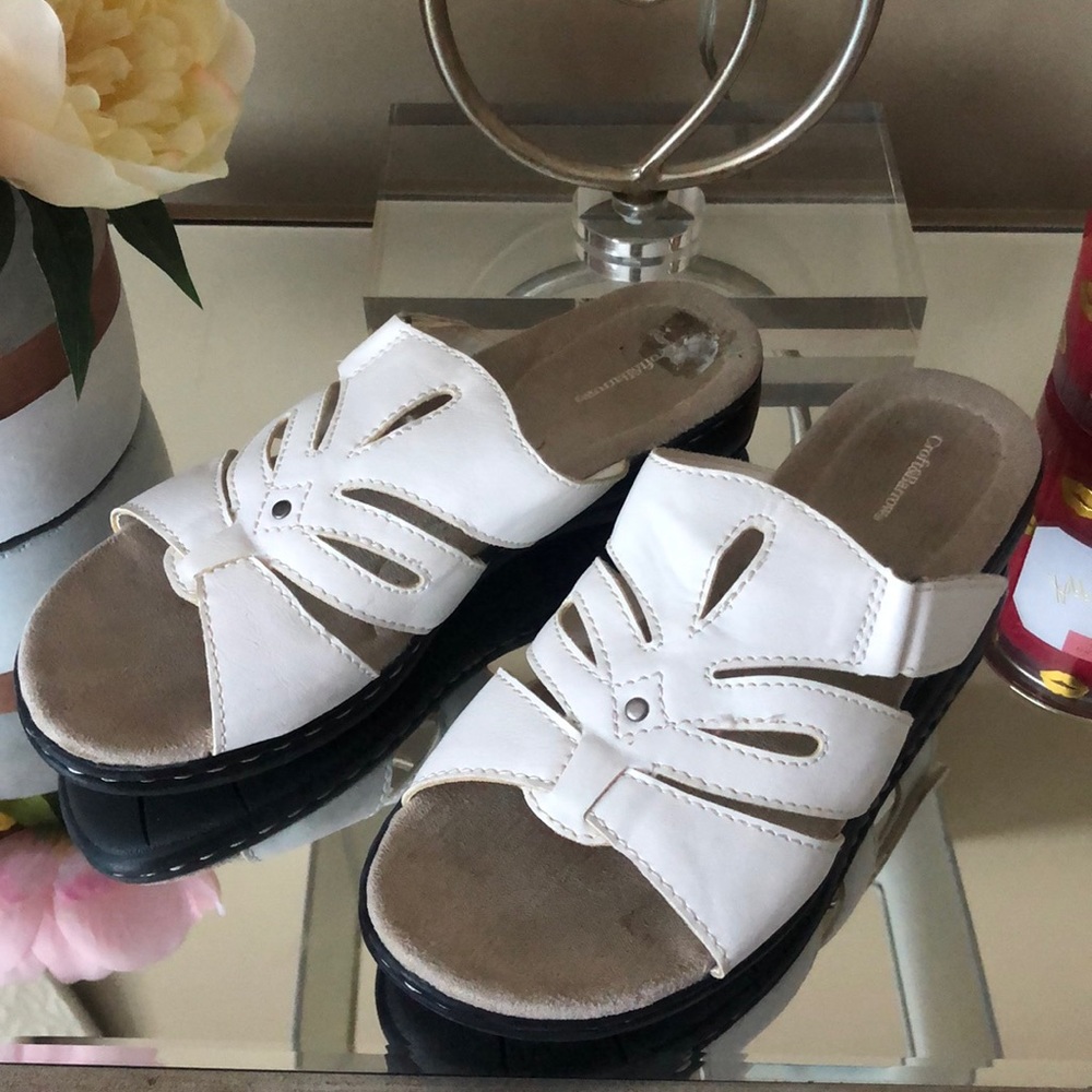 Croft & Barrow Women’s Sandals Slides Flats White and Tan - Picture 2 of 8
